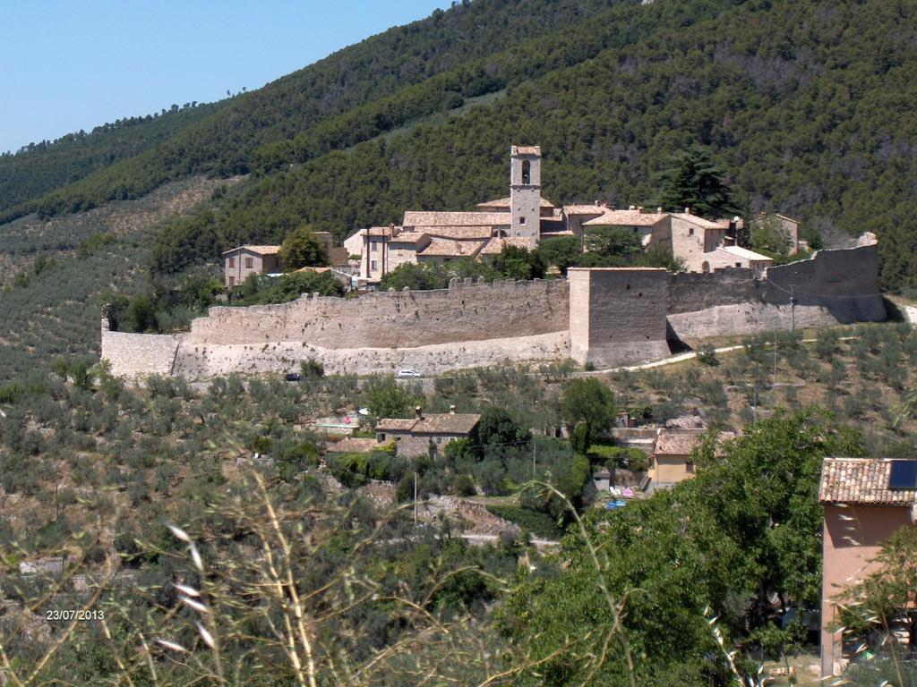 Appartamento Agriturismo Il Palazzetto Campello sul Clitunno Esterno foto